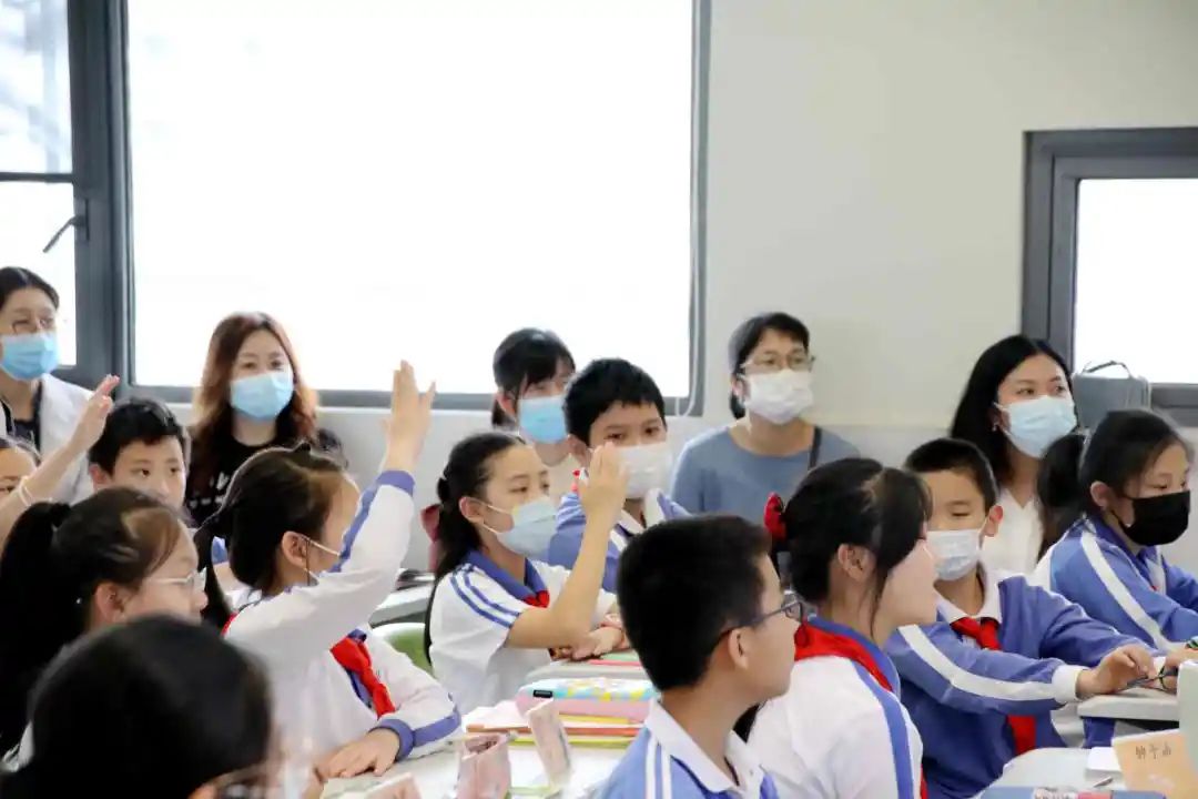 说课评课课后,深圳市福田区教育科学研究院教研员张冠群博士从单元